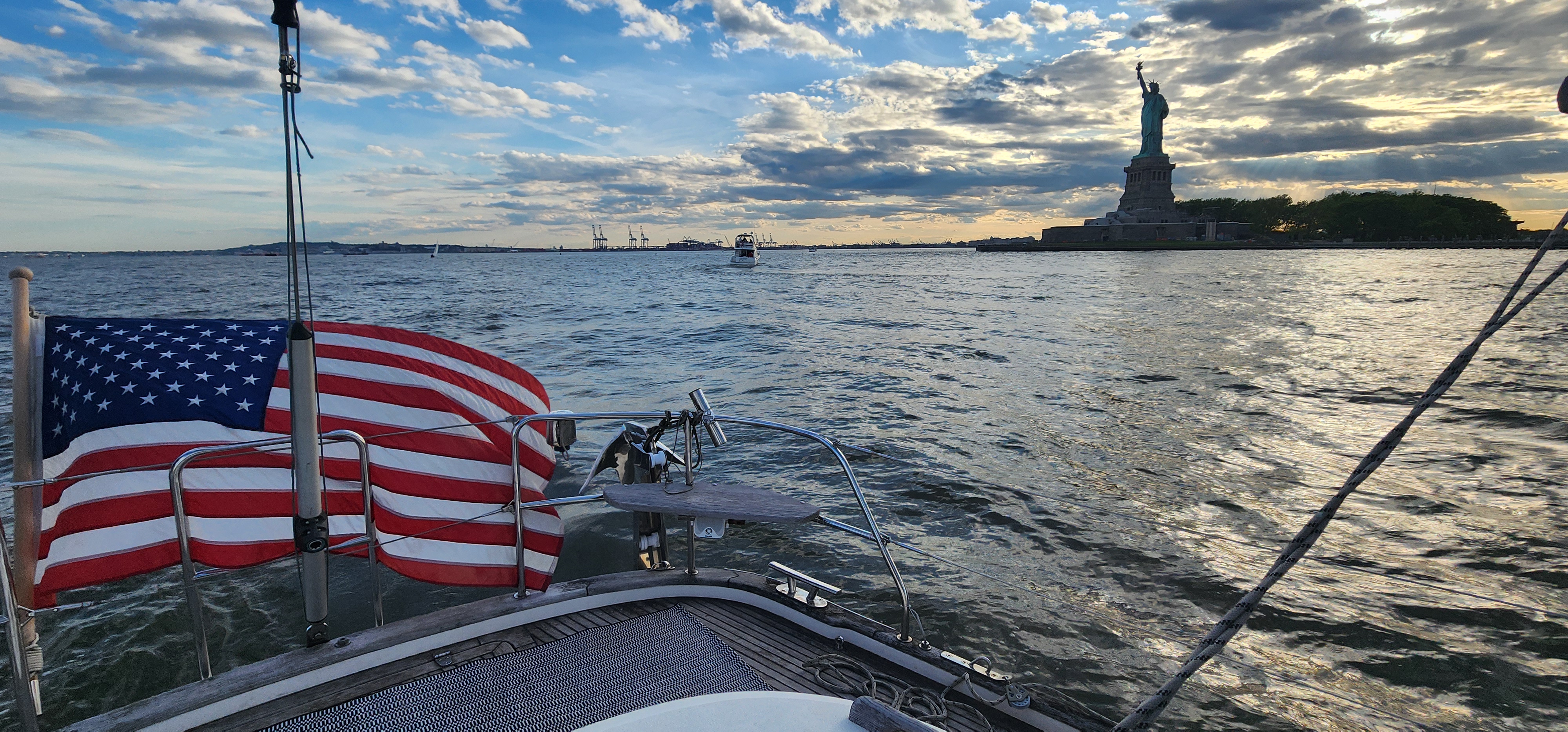 Sailboat charter with the Statue of Liberty and New York Harbor
